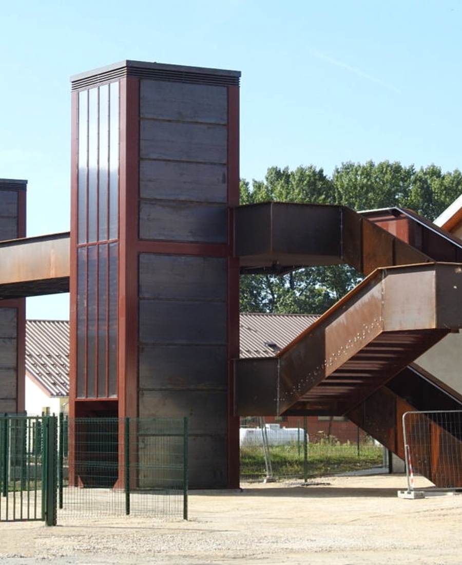 Détail de la tour d’accès de la passerelle de Morteau