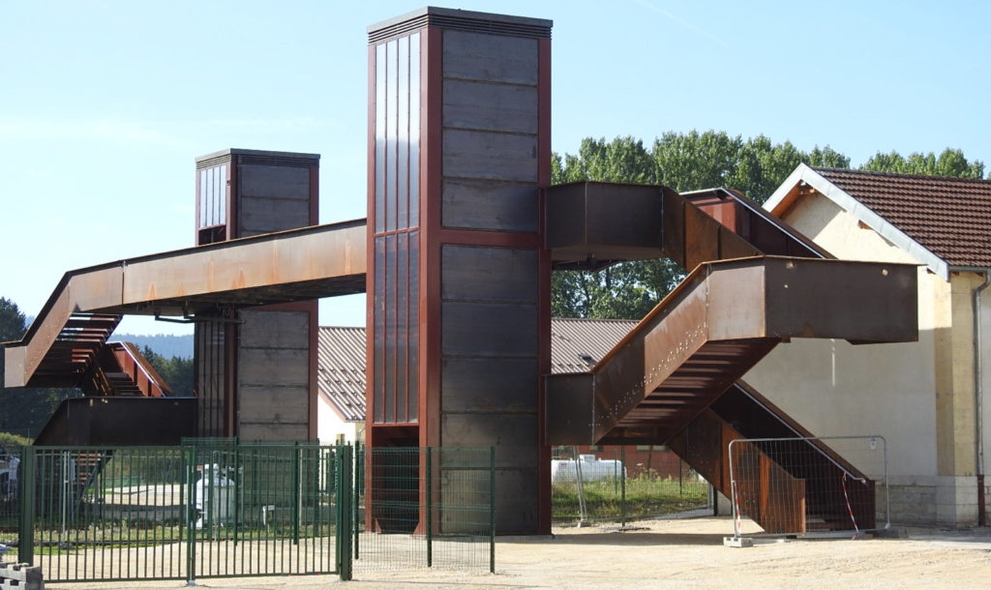 Passerelle de la gare de Morteau et tour d’accès